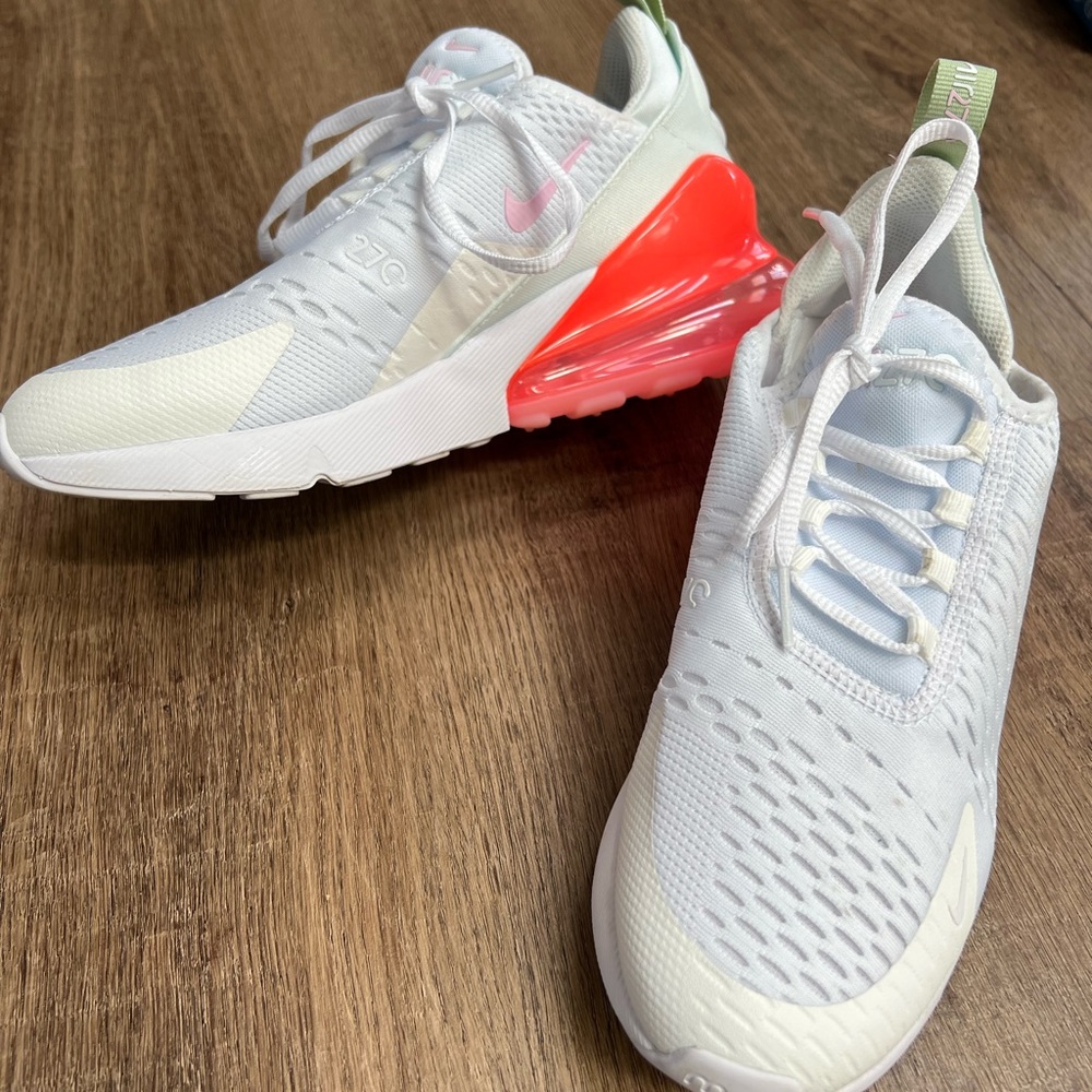 Size 6.5 Nike 270 (fits a little large)